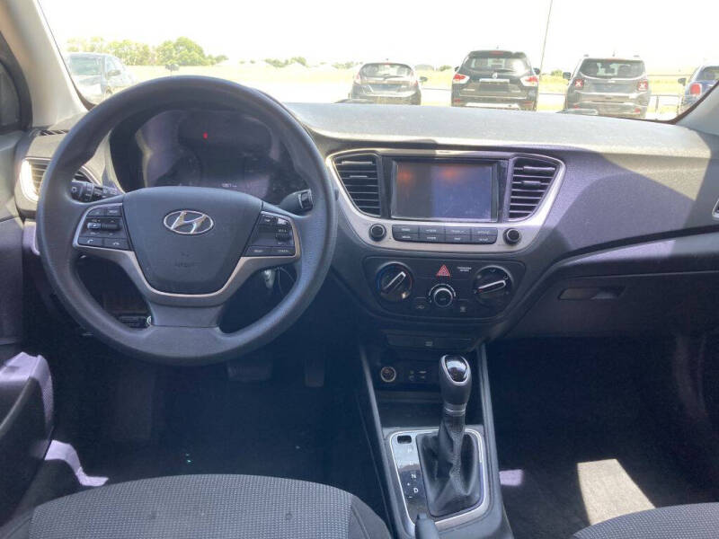 2019-hyundai-accent-se-4dr-sedan-6a (8)