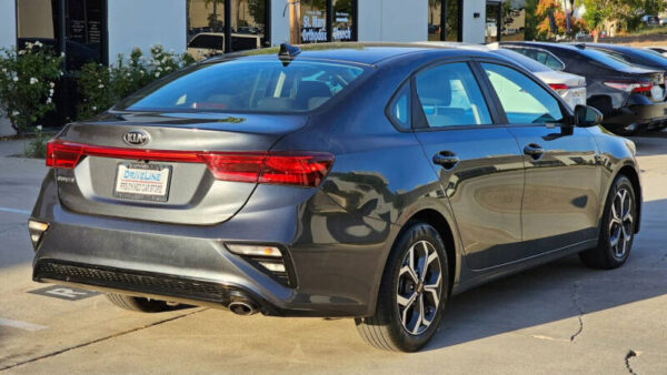 2019-kia-forte-lxs-4dr-sedan (1)