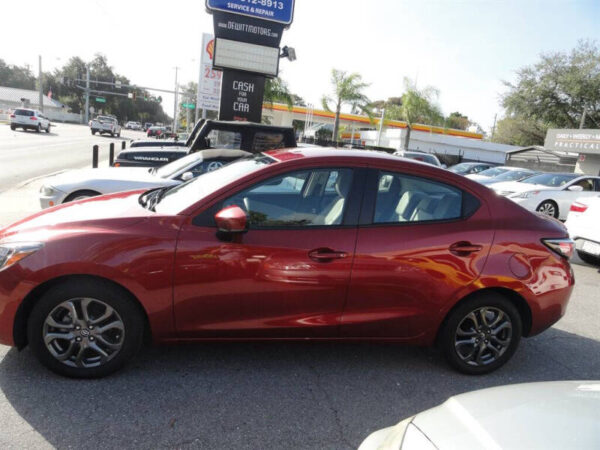 2019-toyota-yaris-le-4dr-sedan-6a (1)